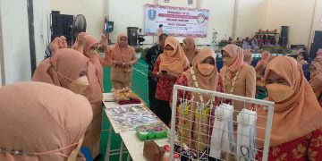 Peringati Hari Ibu, Guru SMA Negeri 4 Sidoarjo Pamerkan Produk UMKM Hasil Karyanya