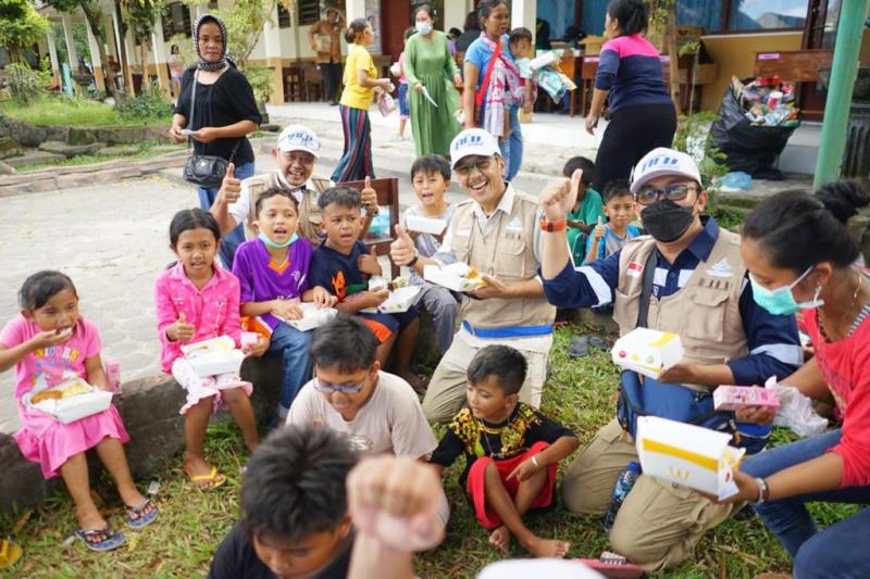 Dirut PT Dharma Lautan Utama bersama anak korban erupsi gunung Semeru di Lumajang