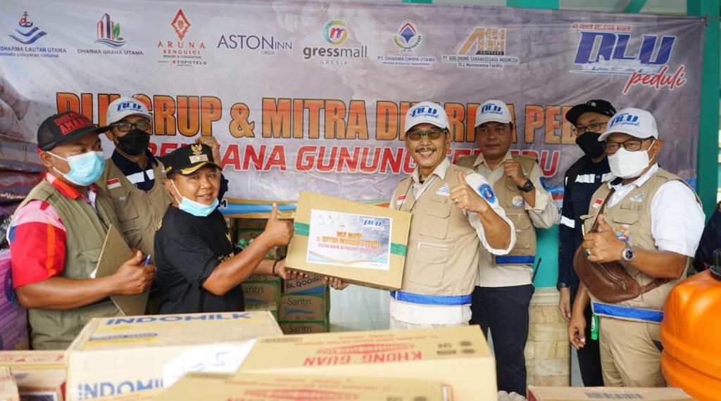Dirut PT Dharma Lautan Utama saat memberikan bantuan di Lumajang