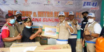 Dirut PT Dharma Lautan Utama saat memberikan bantuan di Lumajang