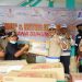 Dirut PT Dharma Lautan Utama saat memberikan bantuan di Lumajang
