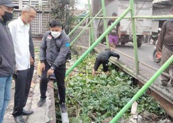 Camat Waru Turun Lokasi Pembersihan Sampah di Sungai