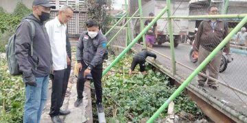 Camat Waru Turun Lokasi Pembersihan Sampah di Sungai