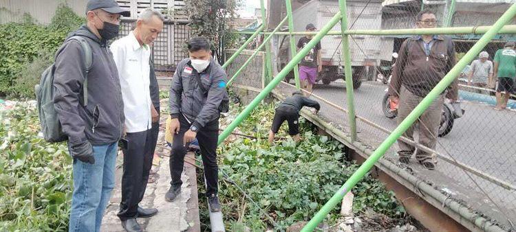 Camat Waru Turun Lokasi Pembersihan Sampah di Sungai