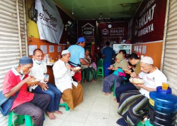 Rumah Makan Rakyat Surabaya Adakan Aksi Sosial Lintas Komunitas