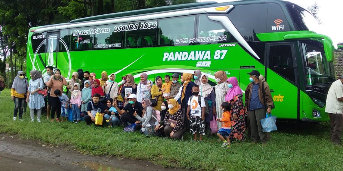 Anggota Koperasi dan Warga Saling Bersinergi