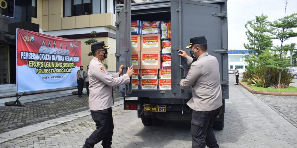 Polresta Sidoarjo Kirim 3 Truk Bantuan Untuk Korban Erupsi Semeru