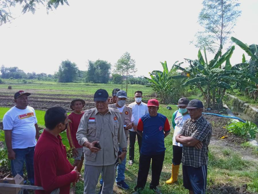 Ir Bambang Haryo Soekartono saat berdialog dengan para petani di Desa Jogosatru, Kecamatan Sukodono, Kabupaten Sidoarjo