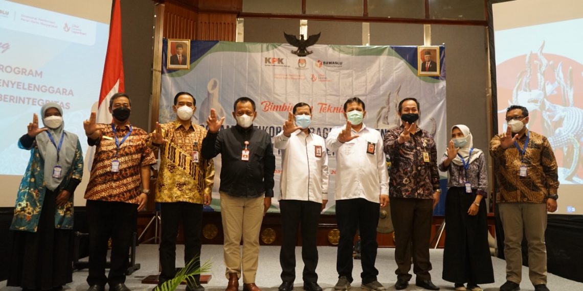 Komisi Pemberantasan Korupsi (KPK) bekerja sama dengan Komisi Pemilihan Umum (KPU) Provinsi Jawa Timur (Jatim) dan Badan Pengawas Pemilu (Pemilu) menyelenggarakan Bimbingan Teknis (Bimtek) Antikorupsi Bagi Penyelenggara Dan Pemilih Pemilu Berintegritas.