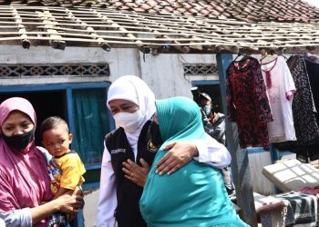 Khofifah Salurkan Rp 1 Miliar dan Aneka Bantuan untuk Korban Angin Puting Beliung di Madiun