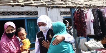 Khofifah Salurkan Rp 1 Miliar dan Aneka Bantuan untuk Korban Angin Puting Beliung di Madiun