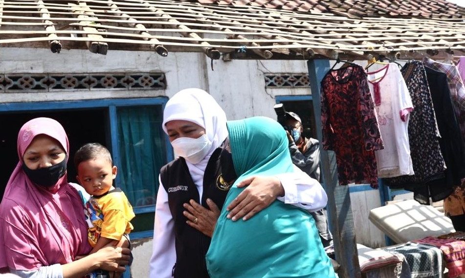 Khofifah Salurkan Rp 1 Miliar dan Aneka Bantuan untuk Korban Angin Puting Beliung di Madiun