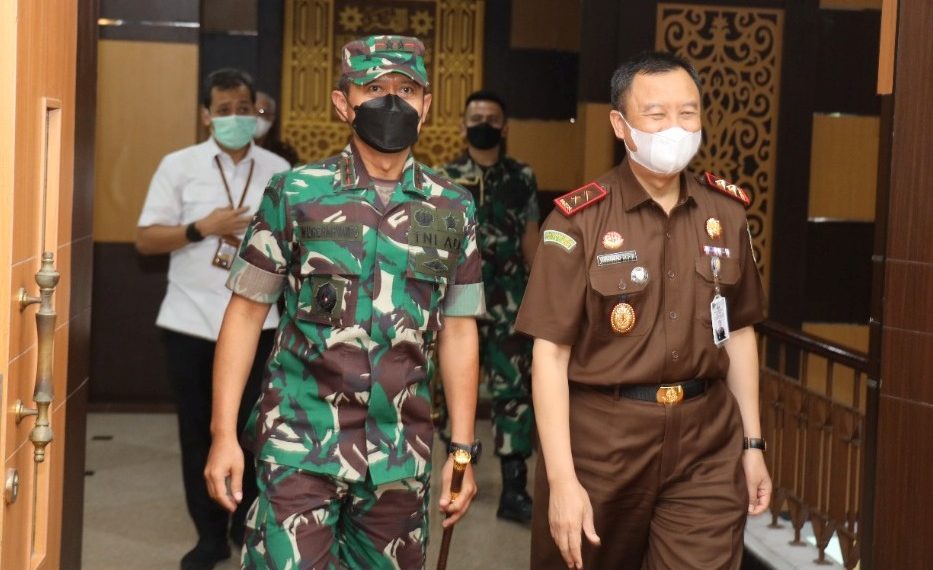 Kunjungan Kerja Pangdam Brawijaya ke Kajati Jatim