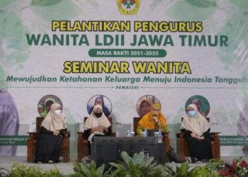 Seminar Wanita dengan mengusung tema Mewujudkan Ketahanan Rumah Tangga Menuju Indonesia Tangguh, di Aula Ponpes Sabilurrosyidin Annur, Surabaya, Sabtu, 18 Desember 2021.