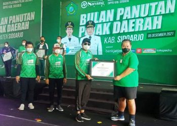 Bupati Sidoarjo Serahkan Penghargaan Kepada 30 Wajib Pajak Yang Menjadi Panutan