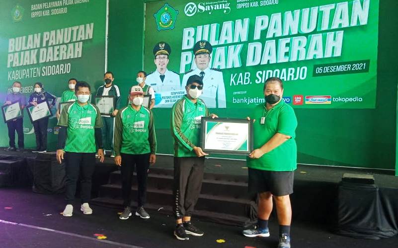 Bupati Sidoarjo Serahkan Penghargaan Kepada 30 Wajib Pajak Yang Menjadi Panutan