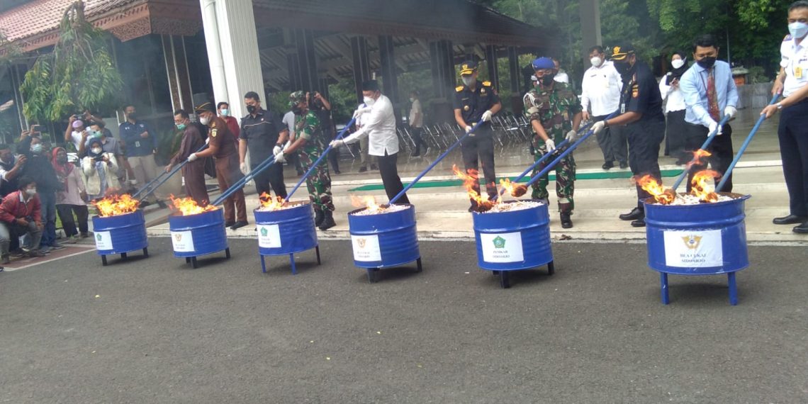 Pemkab Sidoarjo dan Kanwil DJBC Jatim I Musnahkan 8,1 Juta Rokok Ilegal