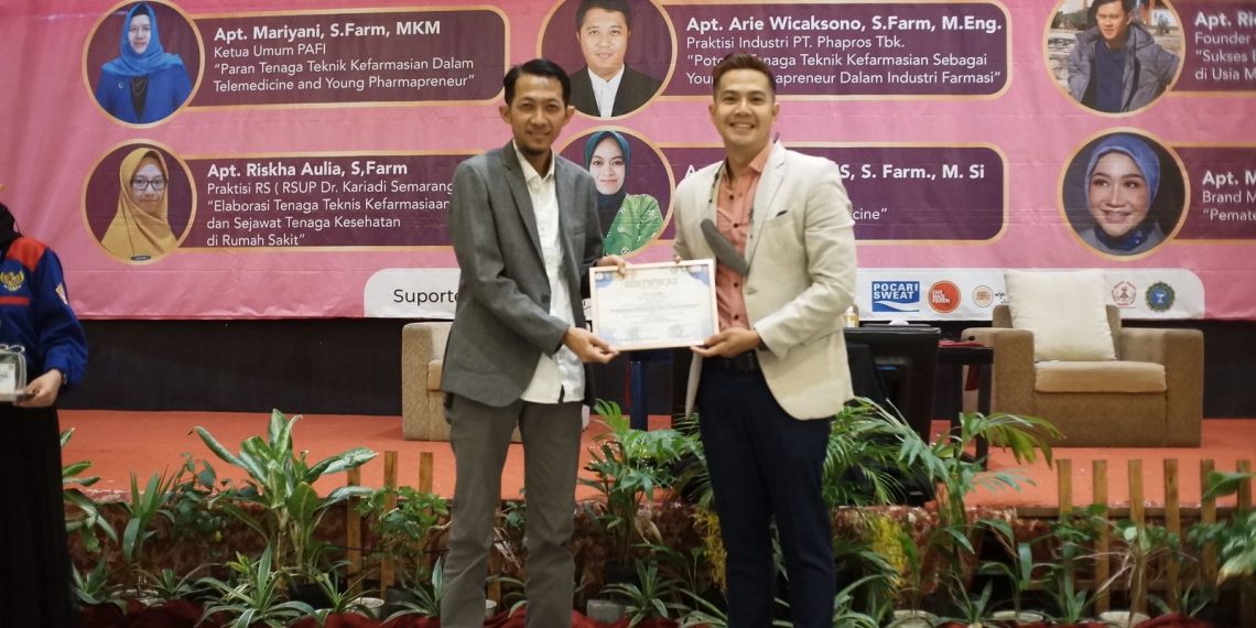 Akademi Farmasi Mitra Sehat Mandiri Sidoarjo Adakan Hybrid Seminar Nasional