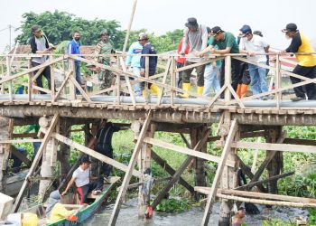 Wakil Bupati Sidoarjo dan Warga Gotong-royong Bersihkan Sungai