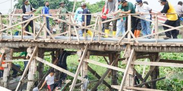 Wakil Bupati Sidoarjo dan Warga Gotong-royong Bersihkan Sungai