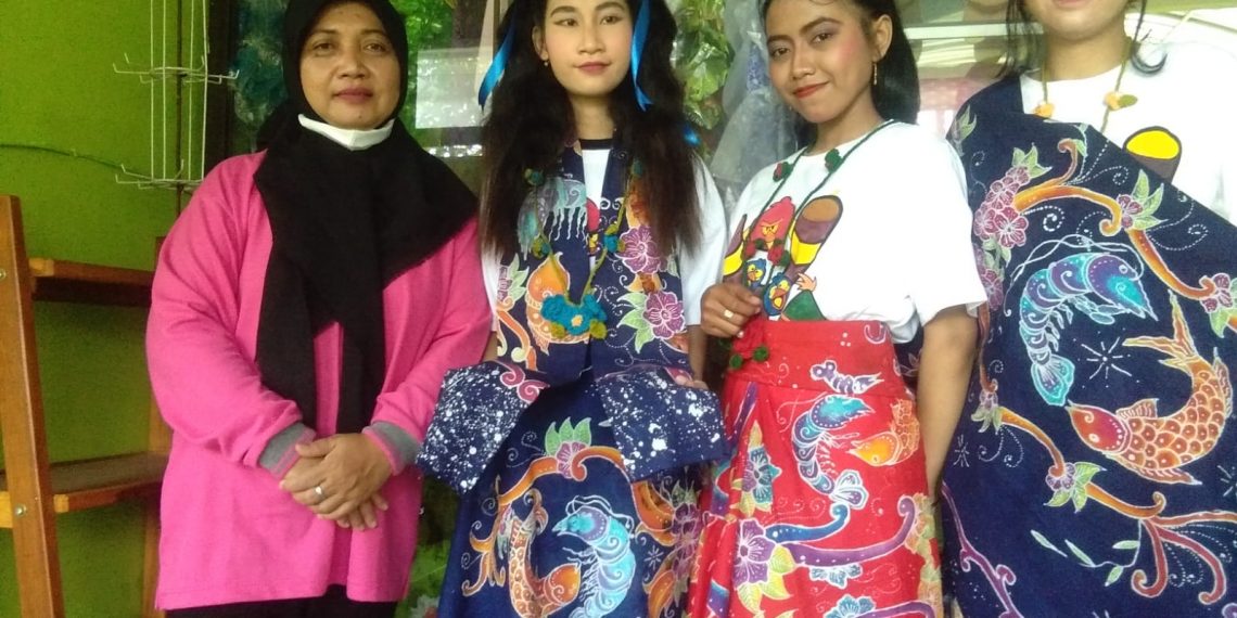 Siswa SLB Negeri Juwet Kenongo Tampilkan Karya Batik
