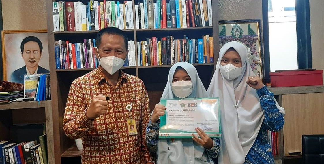 Siswi SMP IT Insan Kamil Sidoarjo Raih Juara 2 Lomba Pantun Lawan Korupsi