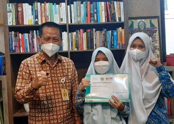 Siswi SMP IT Insan Kamil Sidoarjo Raih Juara 2 Lomba Pantun Lawan Korupsi
