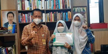 Siswi SMP IT Insan Kamil Sidoarjo Raih Juara 2 Lomba Pantun Lawan Korupsi