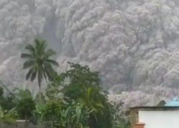 Lagi, Gunung Semeru Erupsi, Dua Kecamatan di Lumajang Gelap, BPBD Jatim: Bukan Erupsi, Tapi Awan Panas Guguran