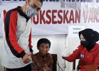 MI Wachid Hasyim Krembung Vaksinasi 242 Siswanya