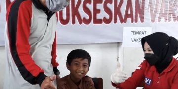 MI Wachid Hasyim Krembung Vaksinasi 242 Siswanya
