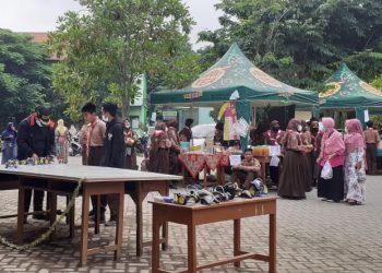 MTsN 4 Tulangan Tanamkan Intrepreneurship Sejak Dini Melalui Education Fair 2022