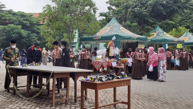 MTsN 4 Tulangan Tanamkan Intrepreneurship Sejak Dini Melalui Education Fair 2022