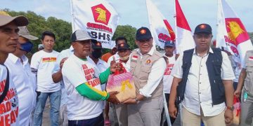 BHS memberikan bingkisan sembako kepada para nelayan dalam rangka Hari Jadi Partai Gerindra ke 14