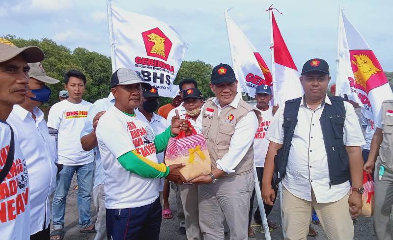 BHS memberikan bingkisan sembako kepada para nelayan dalam rangka Hari Jadi Partai Gerindra ke 14