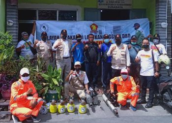 BHS dan tim BHS Peduli foto bersama sebelum melakukan fogging