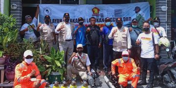 BHS dan tim BHS Peduli foto bersama sebelum melakukan fogging
