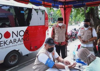 melakukan cek kesehatan sebelum donor darah di bus PMI Sidoarjo