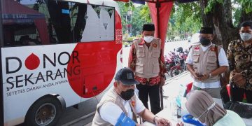 melakukan cek kesehatan sebelum donor darah di bus PMI Sidoarjo