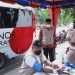 melakukan cek kesehatan sebelum donor darah di bus PMI Sidoarjo