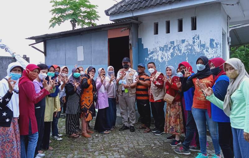 BHS foto bersama seusai meresmikan tempat Bank Sampah di RT 18 Perum Villa Jasmine 2, Sido Rejo Wonoayu, Sidoarjo