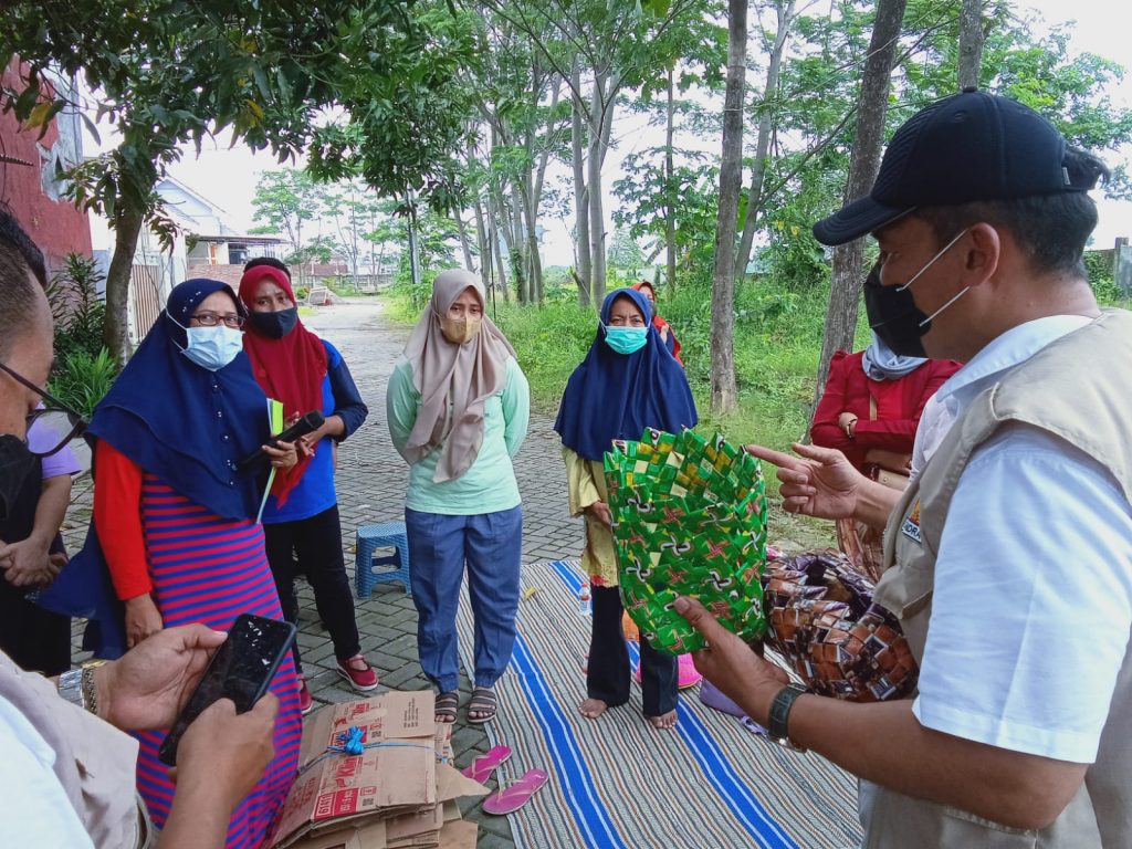 BHS melihat hasil karya olahan dari bahan daur ulang sampah