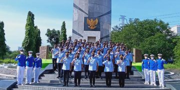 Foto bersama seusai tabur bunga di Makam Pahlawan Surabaya