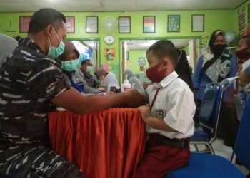 Di Sidoarjo, Tim Vaksinator AAL Sasar 520 Siswa SD Usia 6-11 Tahun