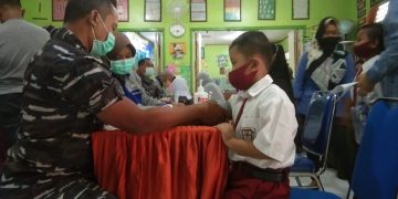 Di Sidoarjo, Tim Vaksinator AAL Sasar 520 Siswa SD Usia 6-11 Tahun