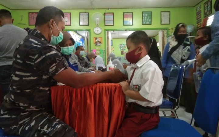 Di Sidoarjo, Tim Vaksinator AAL Sasar 520 Siswa SD Usia 6-11 Tahun