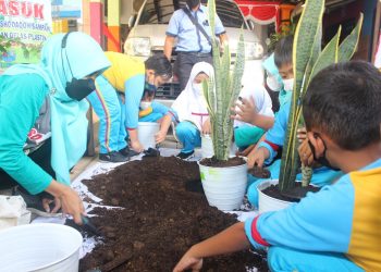 Siswa SD Al Muslim Sidoarjo Memperingati Hari Pohon