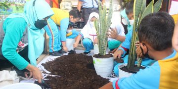 Siswa SD Al Muslim Sidoarjo Memperingati Hari Pohon