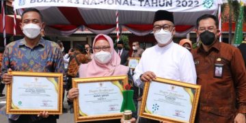 Gubernur Khofifah Berikan Penghargaan K3 ke Pemkab Gresik dan Tiga Perusahaan