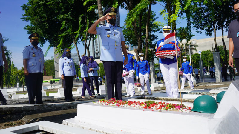Kakanim Surabaya Chico A Muttaqin memberi penghormatan seusai tabur bunga di Makam Pahlawan Surabaya